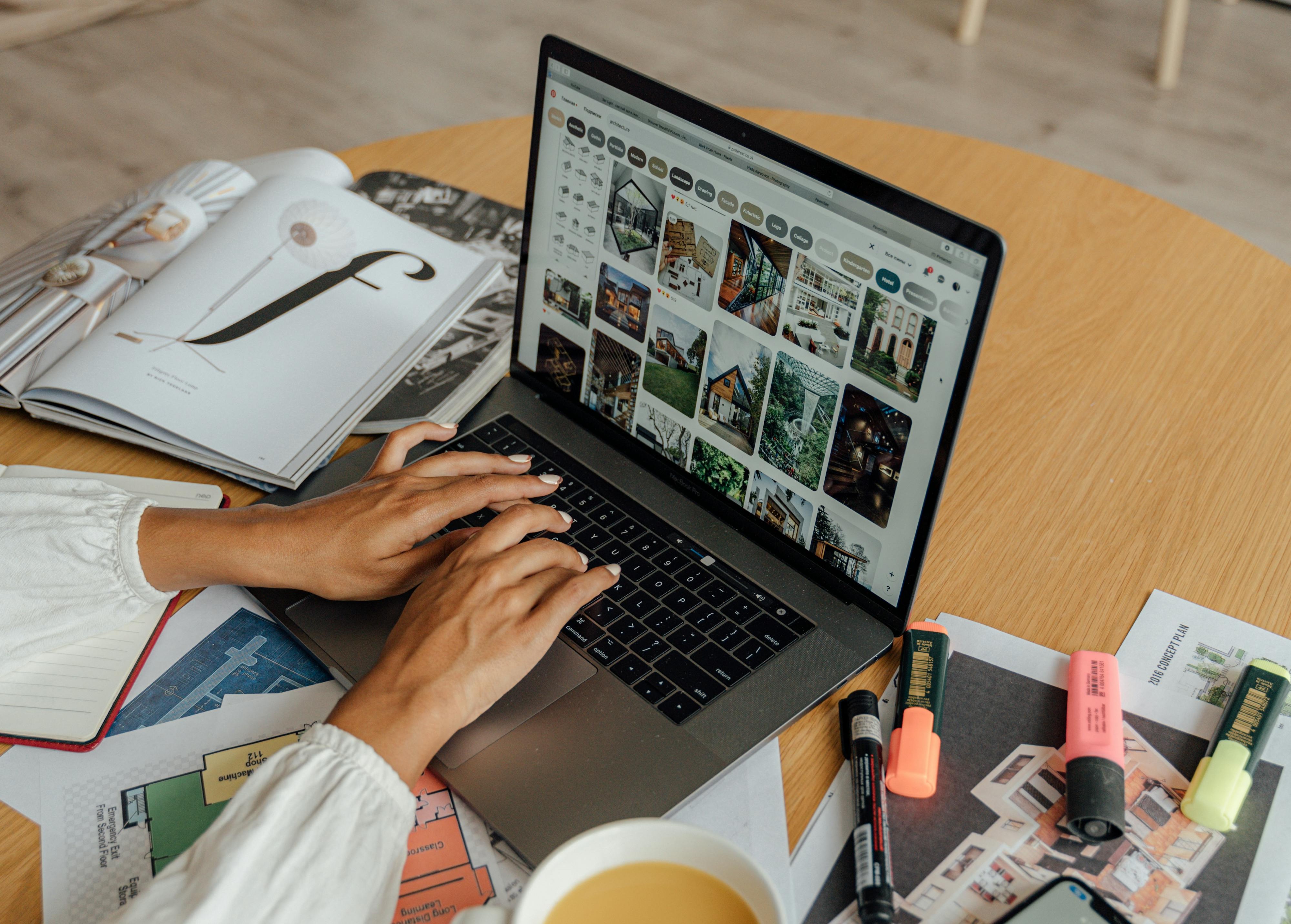 imagen de personas con computadora